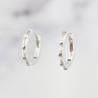 ARGOLLAS DE PLATA FINAS CON CIRCONES BAGUETTES