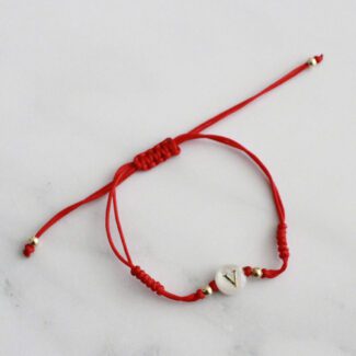 PULSERA HILO ROJO INICIAL "V"