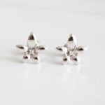 ARETES FLORES BERGENIA